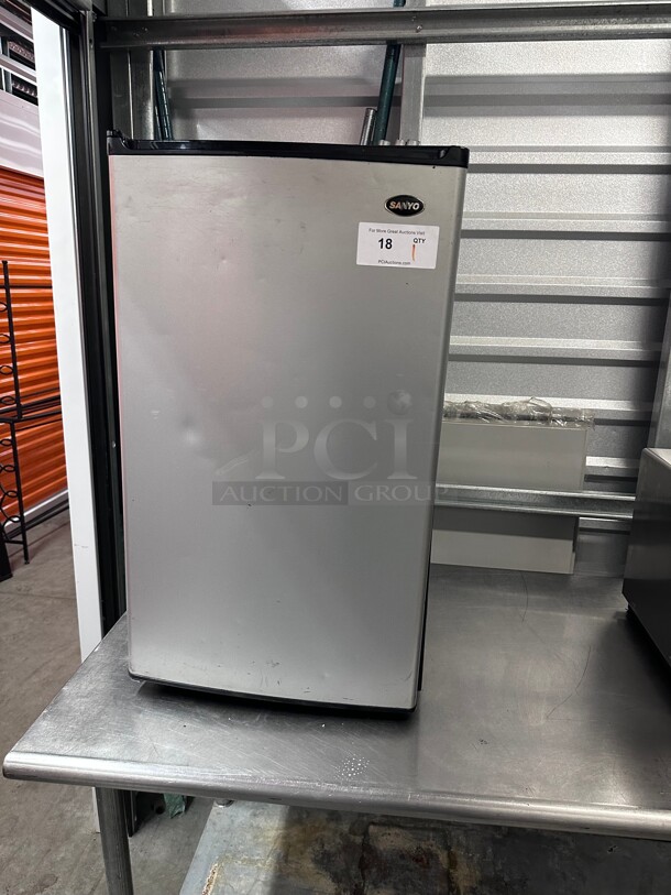 Working! Sanyo SR-3720M - Counter-High Refrigerator 115 Volt Tested and Working! - Image 1 of 10