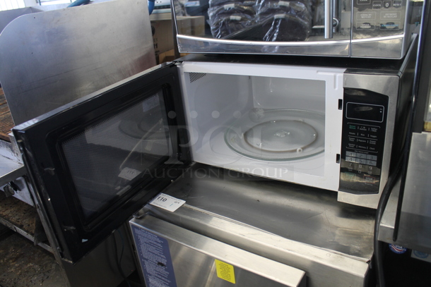Magic Chef MCM1511KSB Metal Countertop Microwave Oven. 120 Volts, 1 Phase.  - Image 4 of 5