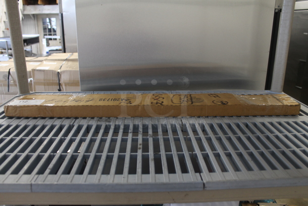 BRAND NEW IN BOX! 4 Green Finish Poles - Image 2 of 3