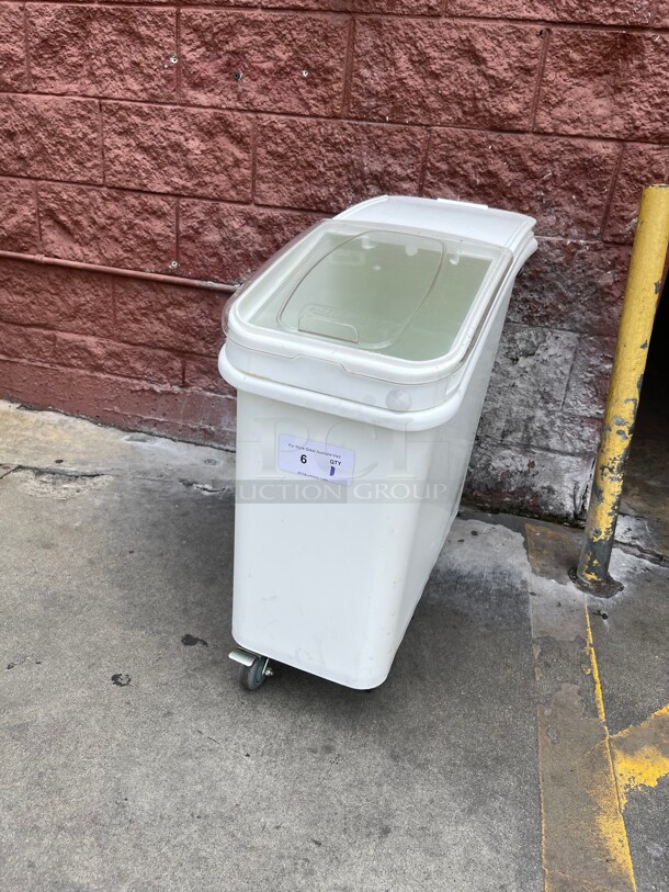 Clean! Baker's Mark 21 Gallon / 335 Cup White Slant Top Mobile Ingredient Storage Bin with Sliding Lid & Scoop NSF on Casters 