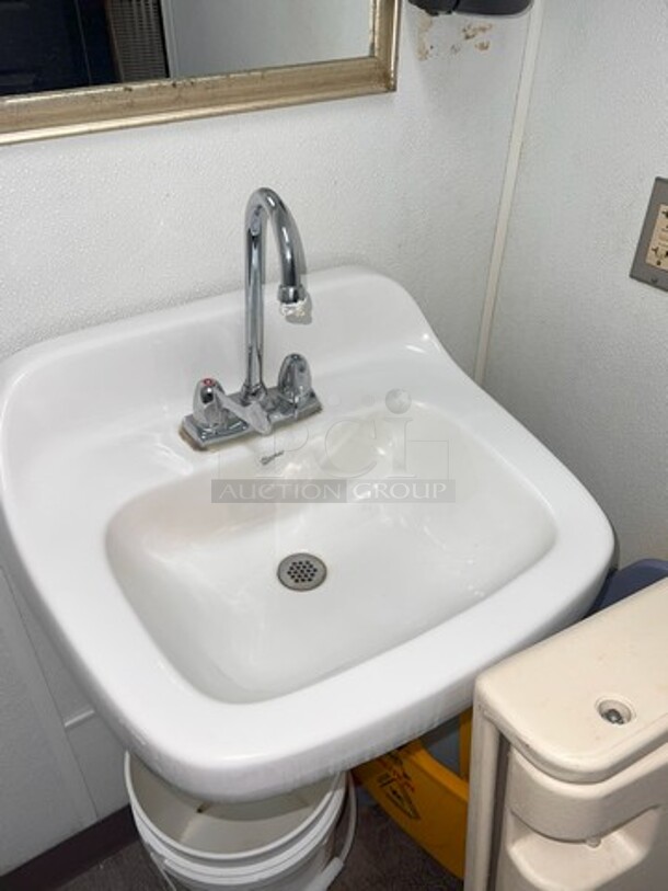 Bathroom Handwashing Sink, No Faucet.
BUYER REMOVAL. **LABOR FOR REMOVAL ADDITIONAL FEE, CONTACT MISSOURI DIVISION FOR LABOR QUOTE OR ADDITIONAL QUESTIONS. - Image 1 of 1