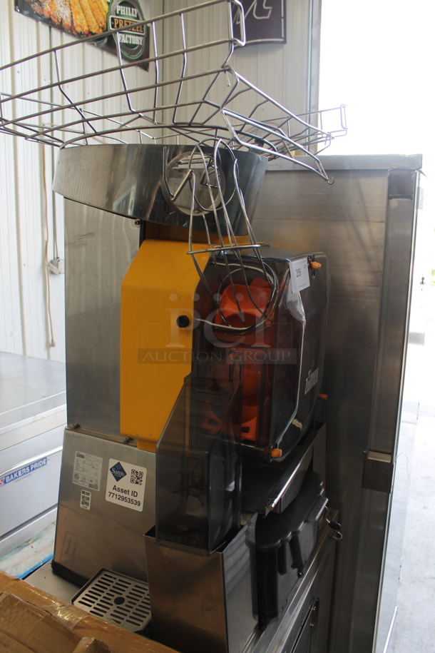 2017 Zumex Speed Pro Tank Podium Stainless Steel Commercial Floor Style Citrus Juicer on Commercial Casters. 115 Volts, 1 Phase. Tested and Working! - Image 3 of 8