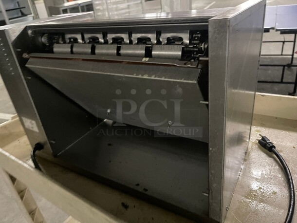 Clean! APW Wyott M-83 Conveyor Type Contact Grill Toaster 1600 Watts 220 Volt 1 Phase NSF Tested and Working! - Image 4 of 8