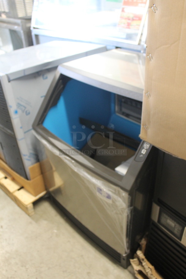 BRAND NEW SCRATCH AND DENT! 2023 Manitowoc UYF0140A-161B Commercial Stainless Steel Undercounter Electric Ice Maker. 115V, 1 Phase.   - Image 4 of 6