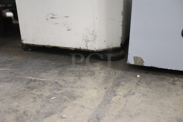 Eurodib LM20 Metal Commercial Floor Style 20 Quart Spiral Dough Mixer w/ Stainless Steel Mixing Bowl, Bowl Guard and Dough Hook. 120 Volts, 1 Phase. Tested and Working! - Image 7 of 8