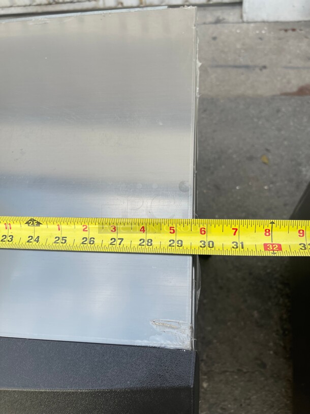 Late Model! Manitowoc UY-0310A  30 inch Air Cooled Undercounter Half Dice Commercial Ice Machine 115V, 295 lb per Day Tested and Working!  - Image 7 of 9