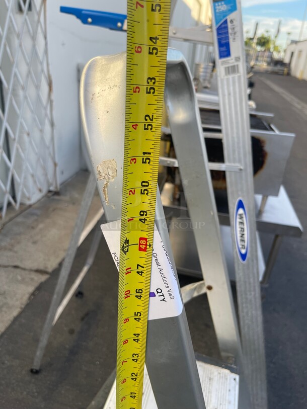 Clean! Commercial Ladder 3 steps  - Image 6 of 6