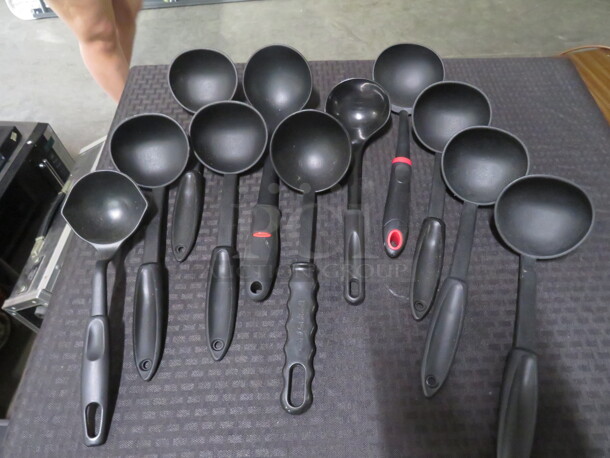 One Lot Of Assorted Utensils.  - Image 1 of 1