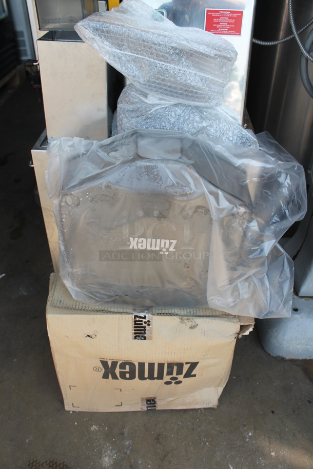 2017 Zumex Speed Pro Tank Podium Stainless Steel Commercial Floor Style Citrus Juicer on Commercial Casters. Comes w/ Extra Pieces: See Pictures For Details! 115 Volts, 1 Phase. Powers On But Parts Do Not Move - Image 4 of 11