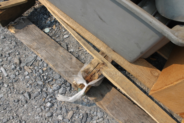 ALL ONE MONEY! Lot of Plastic Containers With Lids, Cake Pans, Colander, Ice Cream Scoopers, Large Pizza Pans, Baking Sheet, Wood Pallet AND MORE!  - Image 5 of 5