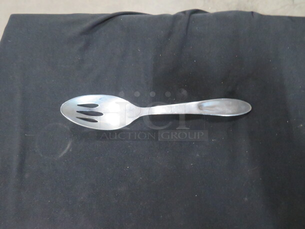 9 Inch Stainless Steel Slotted Serving Spoon. 5XBID - Image 1 of 1