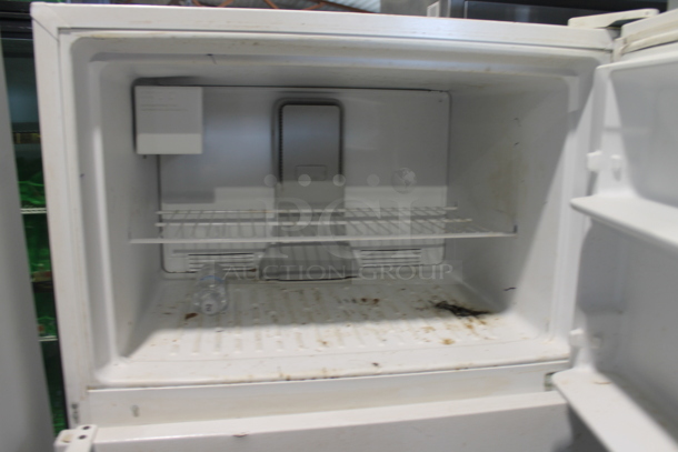 Maytag M1TXEGMYW01 Metal Cooler Freezer Combo. 115 Volts, 1 Phase. Tested and Powers On But Does Not Get Cold - Image 3 of 7