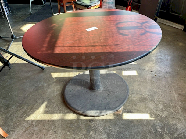 FAMILY SIZE! 6ft round Table With Heavy Duty Weighted Round Stand.  - Image 1 of 5
