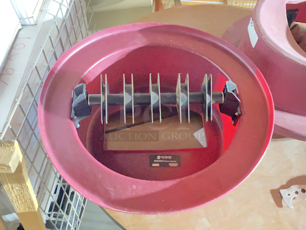 San Jamar KA5500 KatchAll Magnetic Flatware Retriever 55 Gallon Trash Can Lid.
This Round Flatware Retriever has a strong magnetic bar that keeps flatware from falling into the trash, minimizing replacement expenses. - Image 5 of 5