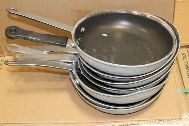 AWESOME VALUE! Browne 5813828 8" Non-Stick Aluminum Frying Pan w/ Solid Silicone Handle. 7x your Bid - Image 4 of 5