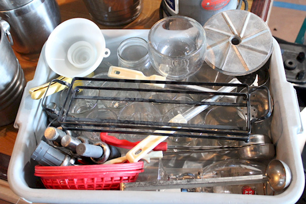 BUS TUB FULL OF MISC RESTAURANTWARE! - Image 2 of 12