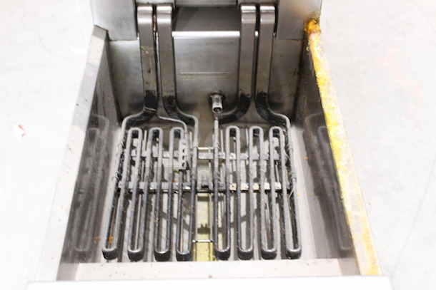AMAZING! Frymaster RE1175C, 50lbs Vat On Commercial Casters. 208v/3ph/60hz 3 Wire.
155⁄8 in. W x 31 in. D x 453⁄8 in. H
In Working Order. Needs Cord. - Image 8 of 9