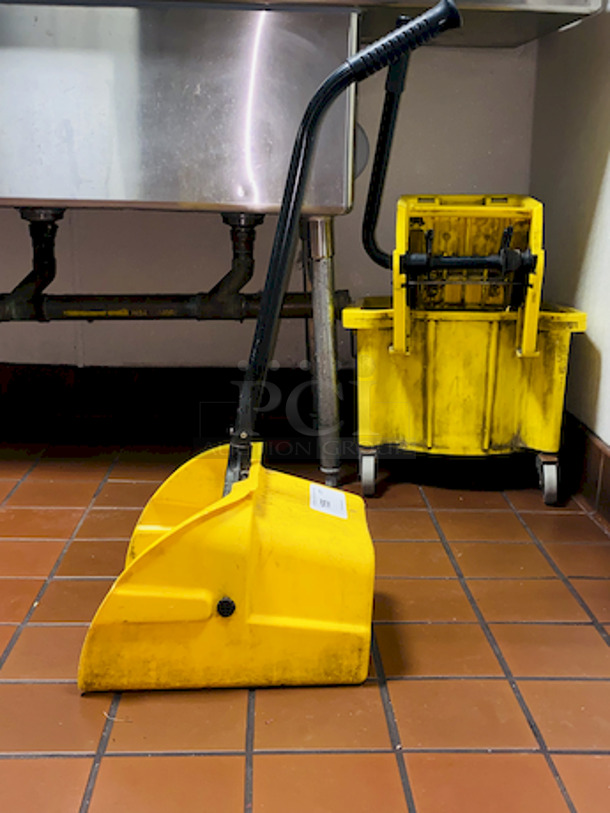 Rubber Maid Dust Pan  - Image 2 of 4