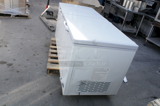 BRAND NEW SCRATCH & DENT! Koolmore SCF-24C 77" Commercial Chest Freezer 24 Cu Ft. Missing Cord. Could Not Test.  - Image 5 of 8