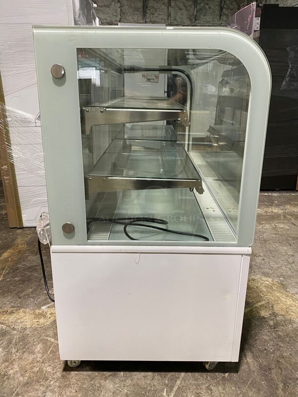 Avantco BC-72-HC 72" Curved Glass White Refrigerated Bakery Display Case top of case has a fracture
 - Image 3 of 5