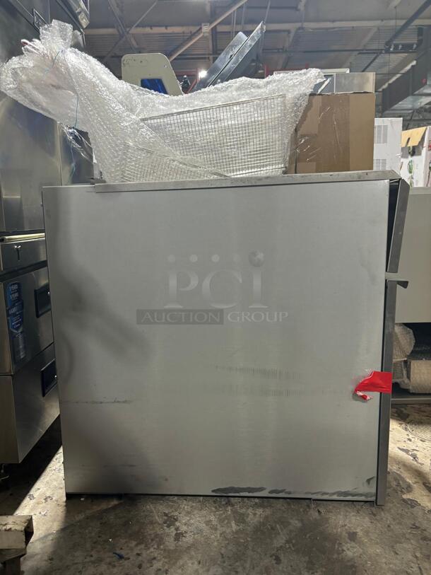 BRAND NEW Dukers DCF3-NG 50 lb. Capacity Natural Gas Floor Model Fryer - 90,000 BTU

 - Image 4 of 4