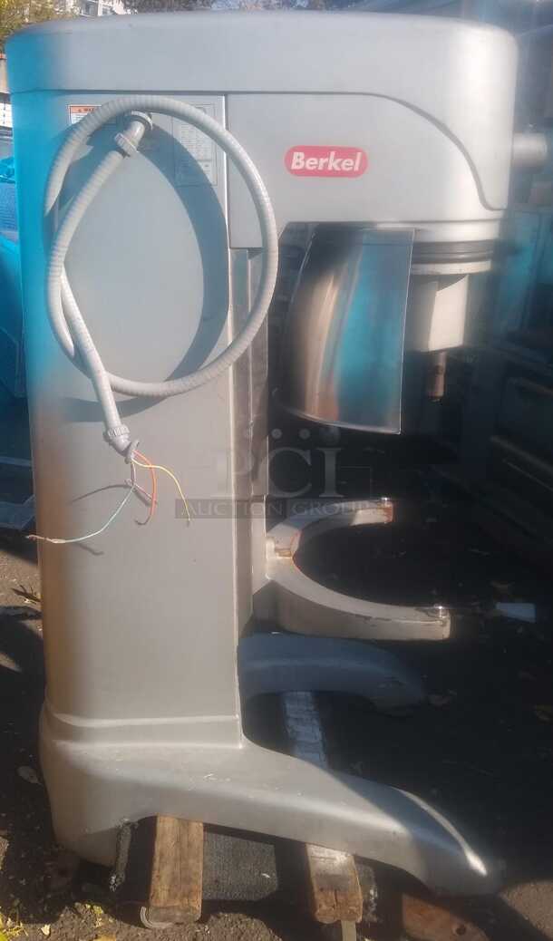 Awesome BERKEL FMS60 Planetary Mixer 60 Qt. Floor Type Mixer with Hub
 - Image 4 of 6