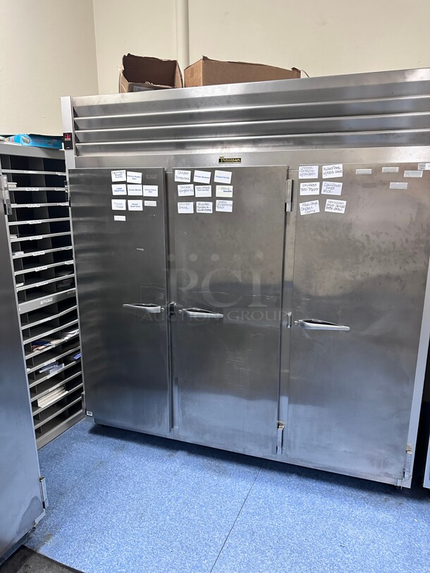 Late Model! Traulsen G31010 77 inch G Series Solid Door Reach-In Freezer with Left / Right / Right Hinged Doors 115 Volt Tested and Working! - Image 3 of 6