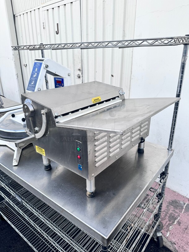 Late Model Somerset CDR-500 Countertop 20 inch Dough / Fondant Roller Sheeter, 500 Pieces/Hour - One Stage, Horizontal Rollers 115 Volt Tested and Working