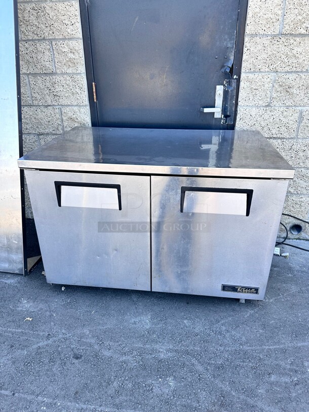 Late Model True TUC-48F-HC 48 inch W Undercounter Freezer w/ (2) Sections & (2) Doors, 115v Working - Image 2 of 8