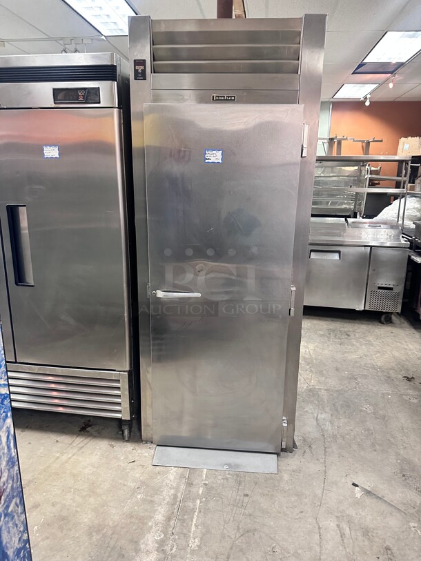 Late Model Traulsen ARI132HUT-FHS 36" Solid Door Roll-In Refrigerator 115 Volt Tested and Working - Image 2 of 7
