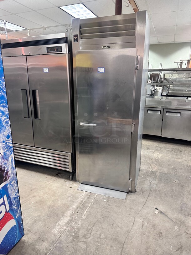 Late Model Traulsen ARI132HUT-FHS 36" Solid Door Roll-In Refrigerator 115 Volt Tested and Working - Image 4 of 7