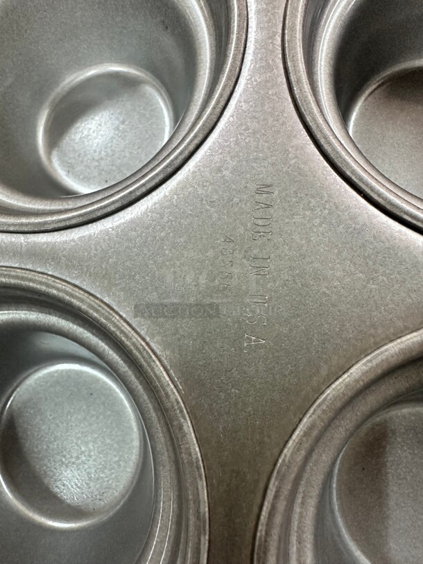 Chicago Metallic 43555 Large Crown Muffin Pan, Makes (12) 3 1/2" Muffins, - Image 7 of 8