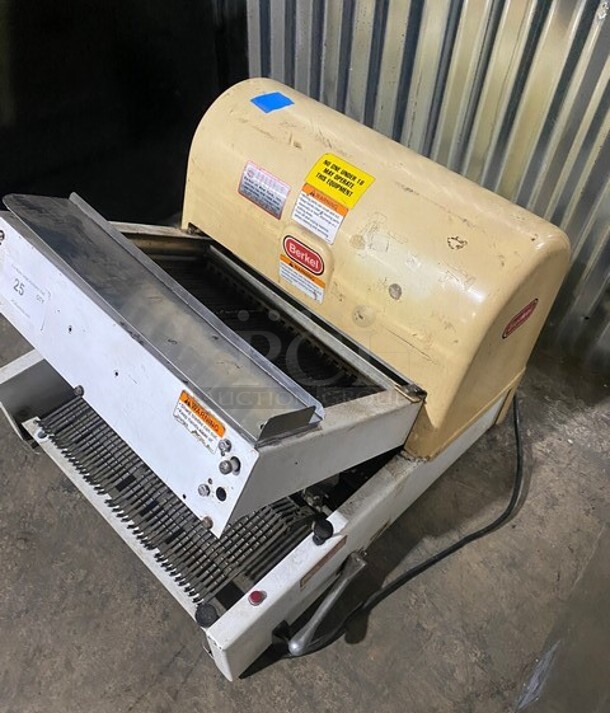 Berkel Commercial Countertop Bread Loaf Slicer! Model: MB3/8 SN:9213031068131 115V 1PH - Image 2 of 9