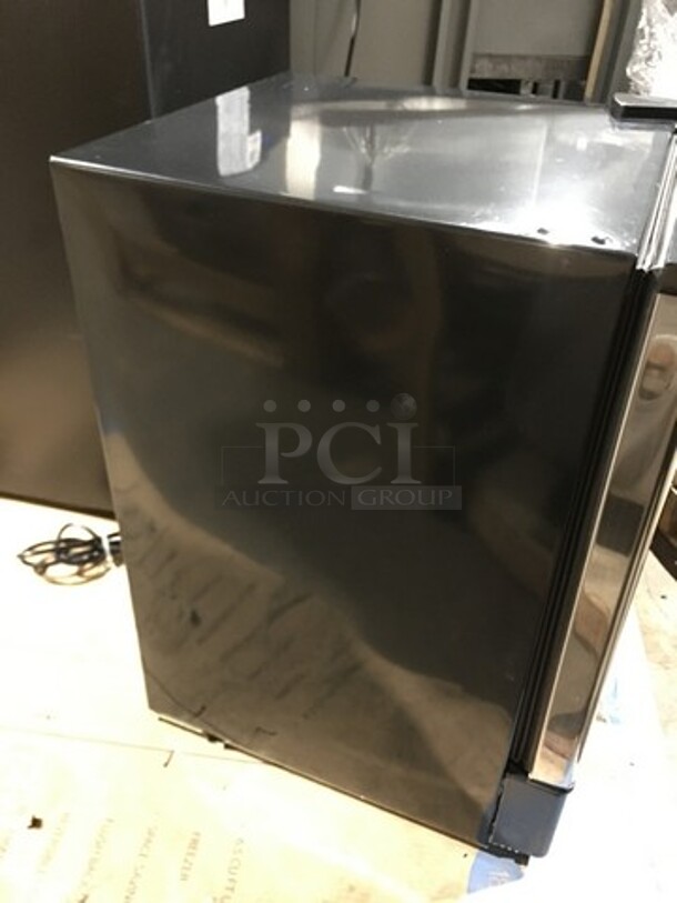 SCRATCH-N-DENT! Whynter Undercounter Built In Ice Maker! 12LB Ice Capacity! All Stainless Steel! Model: UIM155 115V - Image 3 of 8