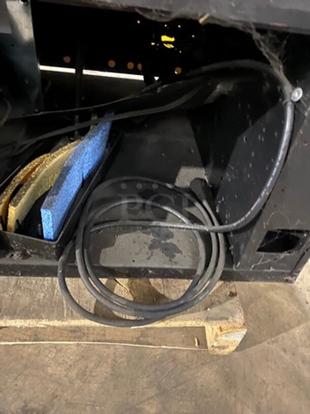 Royal Vendors Commercial Drink Vending Machine! 10 Drink Selections! With Bill And Coin Acceptor! Suitable For Indoor And Outdoor Use! Model: RVCDE65010 SN: 200333FA00092 115V 60HZ 1 Phase - Image 8 of 8