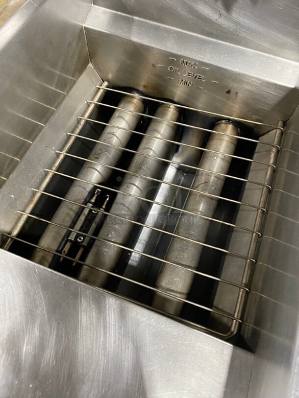 Pitco Commercial Natural Gas Powered Deep Fat Fryer! With 2 Metal Frying Baskets! All Stainless Steel! On Legs! MODEL: 35C SN: G14KD063735 - Image 6 of 9
