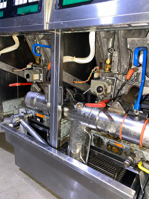 FABULOUS! Pitco Frialator Commercial Natural Gas Powered 4 Bay Deep Fat Fryer! With Automatic Hydraulic Basket Lift!  With Fryer Covers! With Oil Filter System! With 4 Frying Baskets! All Stainless Steel! On Casters! Working When Removed! Model: SG14-S SN: G05CA007837 120V 60HZ 1 Phase - Image 11 of 12