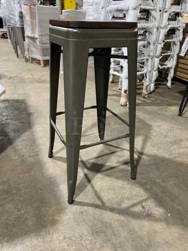 BRAND NEW! Astor Matte Platinum Clear Coated Finish Heavy Duty Metal Bar Height Stools! With Walnut Seat Top! With Footrest! 5 x Your Bid! - Image 5 of 10