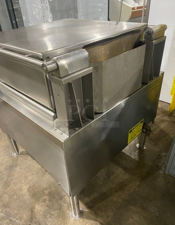 Vulcan Commercial Natural Gas Powered 30 Gallon Tilt Skillet/Braising Pan! All Stainless Steel! On Legs! WORKING WHEN REMOVED! Model: VG30 SN: 271155756 - Image 4 of 8
