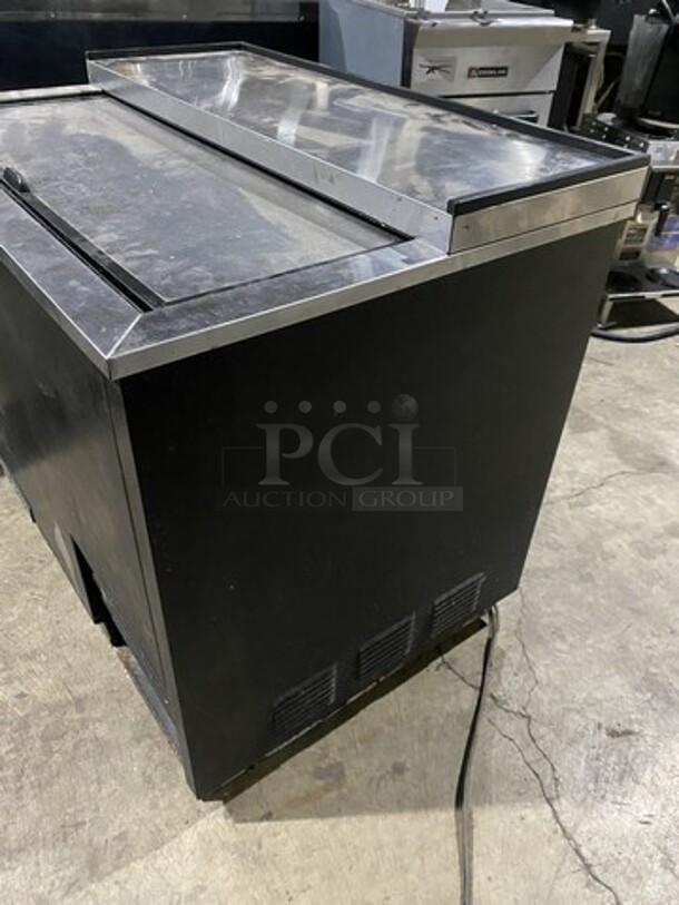 True Refrigerated Reach Down Beer Cooler! Model T36-GC Serial 13833129! 115V 1 Phase!  - Image 2 of 8