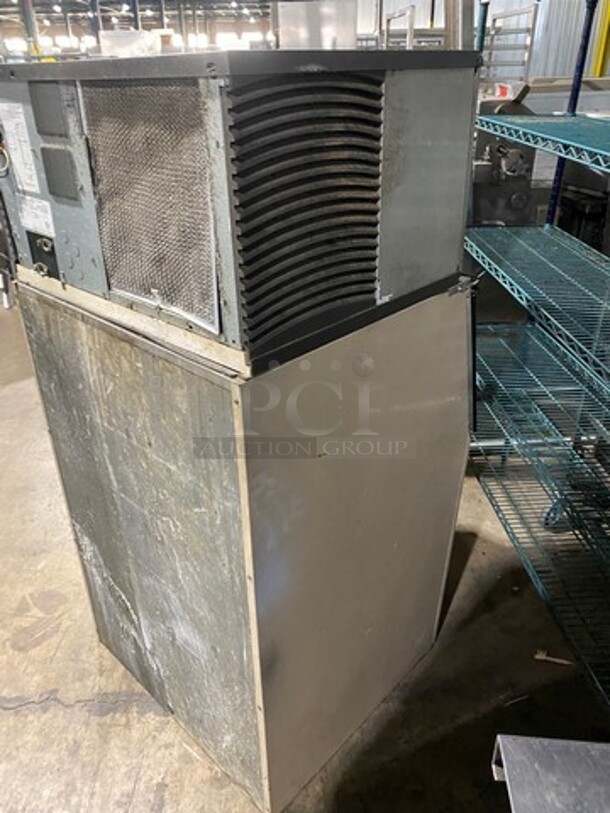 Manitowoc Commercial Ice Maker Machine! With Commercial Ice Bin! All Stainless Steel! Model: IY0304A161 SN: 1101024827 115V 60HZ 1 Phase - Image 4 of 9