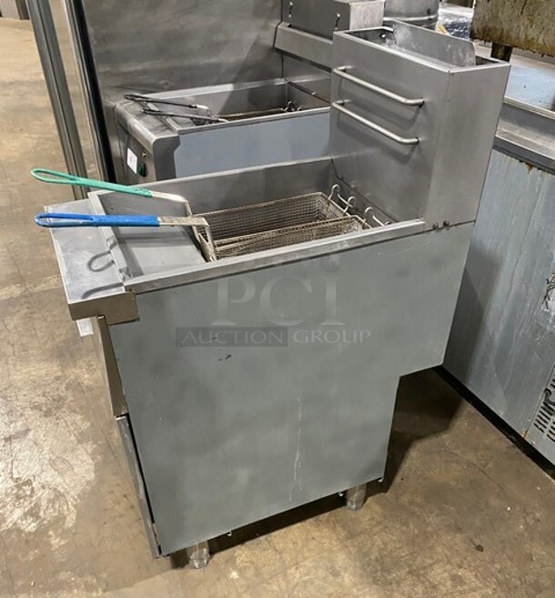 Globe Commercial Natural Gas Powered Deep Fat Fryer! With Backsplash! All Stainless Steel! On Legs! Model: GFF35G SN:10161018  - Image 3 of 9
