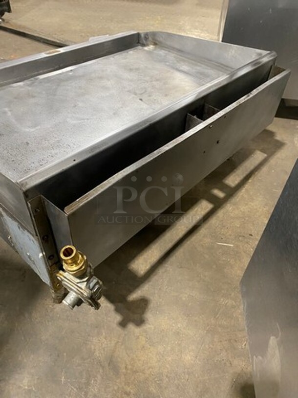 CPG Commercial Countertop Natural Gas Powered Flat Top Griddle! With Back And Side Splashes! All Stainless Steel! On Small Legs! - Image 4 of 8