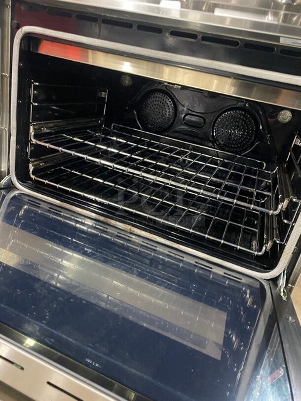 Zline Commercial Gas Powered 4 Burner Stove! With Oven Underneath! Stainless Steel! On Legs! MODEL RG30 SN: RG30GE2205022602 120V - Image 6 of 10