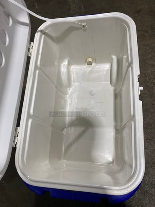 Igloo Blue And White Poly Portable Cooler! With Lid! With Pull Handle! On Casters! - Image 5 of 6