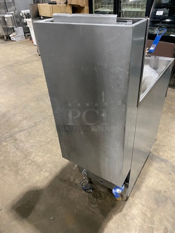 Pitco Commercial Natural Gas Powered Deep Fat Fryer! With 2 Metal Frying Baskets! All Stainless Steel! On Legs! Model: 35C SN: G11JC041453 - Image 3 of 9