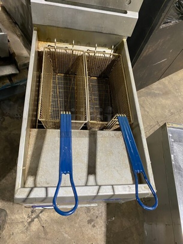 Pitco Frialator Commercial Natural Gas Powered Deep Fat Fryer! With 2 Metal Frying Baskets! All Stainless Steel! On Legs! Model: 45C SN: G18MB085404 - Image 5 of 9