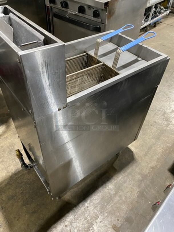 Atosa Commercial Natural Gas Powered Deep Fat Fryer! With Backsplash! With 2 Metal Frying Baskets! All Stainless Steel! On Legs! Model: ATFS40 - Image 4 of 9