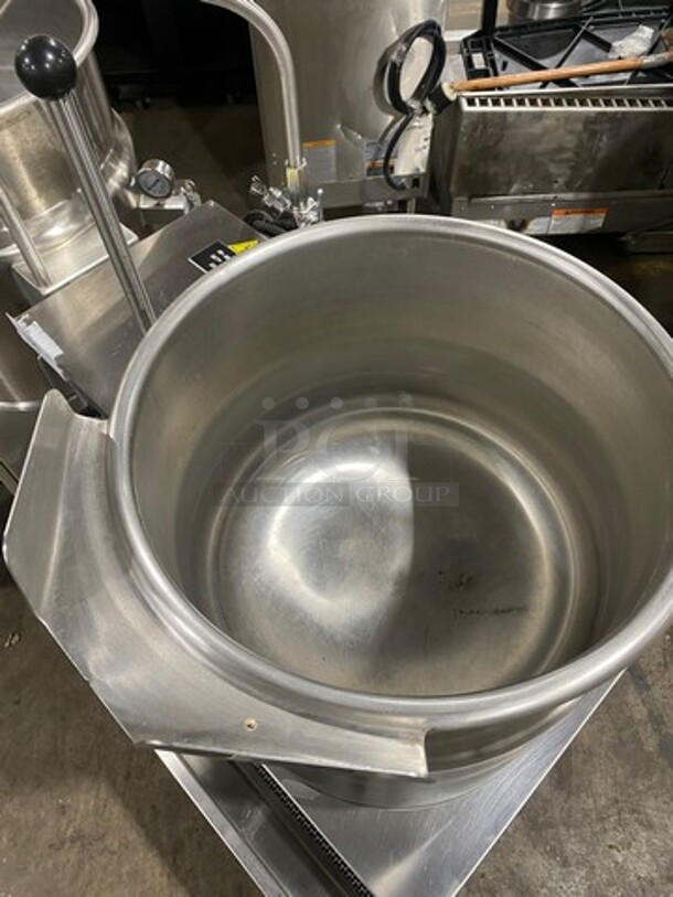 LIKE NEW! Cleveland Commercial Electric Powered Jacketed Tilting Soup Kettle! On Equipment Stand! All Stainless Steel! On Legs! WORKING WHEN REMOVED! Model: TKET12T SN: 111123050377A, 111123050377B! 240V 60HZ 3 Phase! - Image 5 of 12