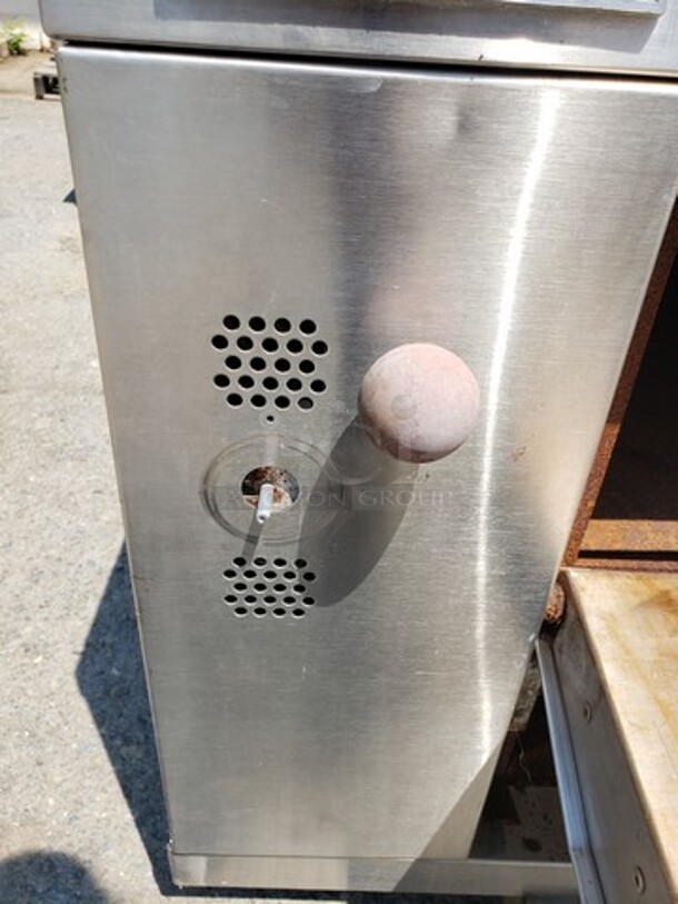 Vulcan Hustler Propane Pizza Oven! No Legs. Missing knob - Image 7 of 10